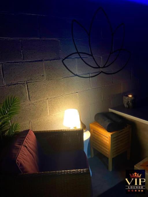 Vip Lounge Appartement Avec Jacuzzi Et Jardin Andenne Екстер'єр фото
